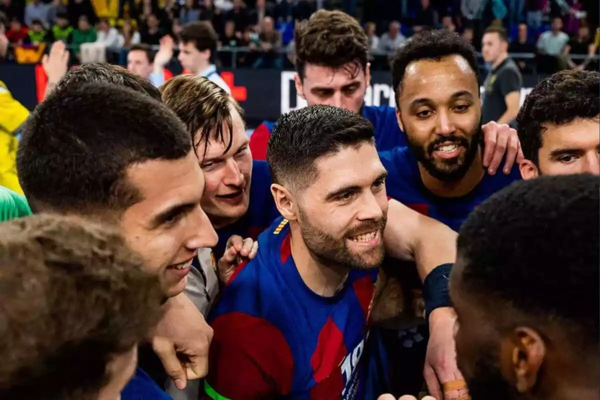 Los jugadores del Barça de balonmano en círculo celebrando la victoria