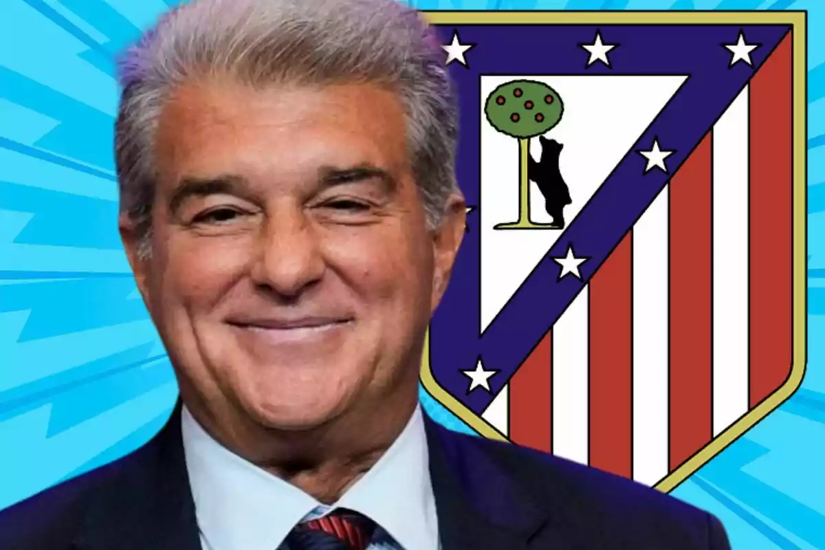 Un hombre sonriente con cabello canoso y traje oscuro está frente a un escudo del Atlético de Madrid sobre un fondo azul.