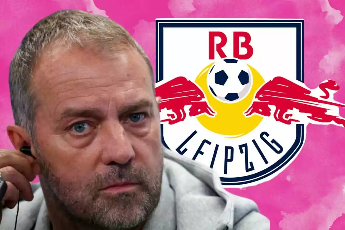 Un hombre con auriculares frente al logo del RB Leipzig sobre un fondo rosa.