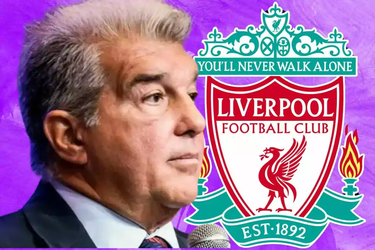 Un hombre de perfil con un micrófono frente al escudo del Liverpool Football Club sobre un fondo morado.