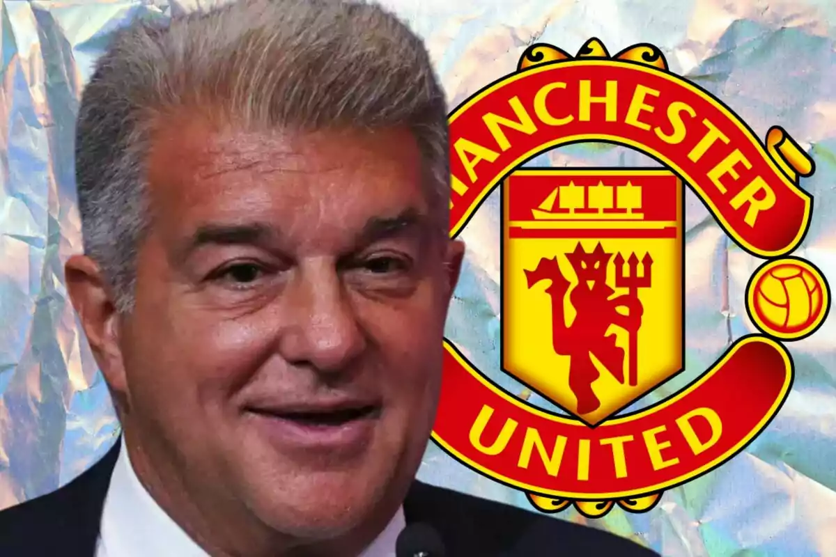 Un hombre sonriente frente al logo del Manchester United.