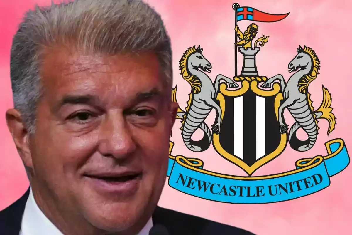 Un hombre sonriente frente al escudo del Newcastle United sobre un fondo rosado.