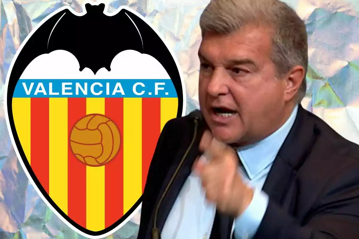 Un hombre hablando enérgicamente junto al escudo del Valencia C.F.