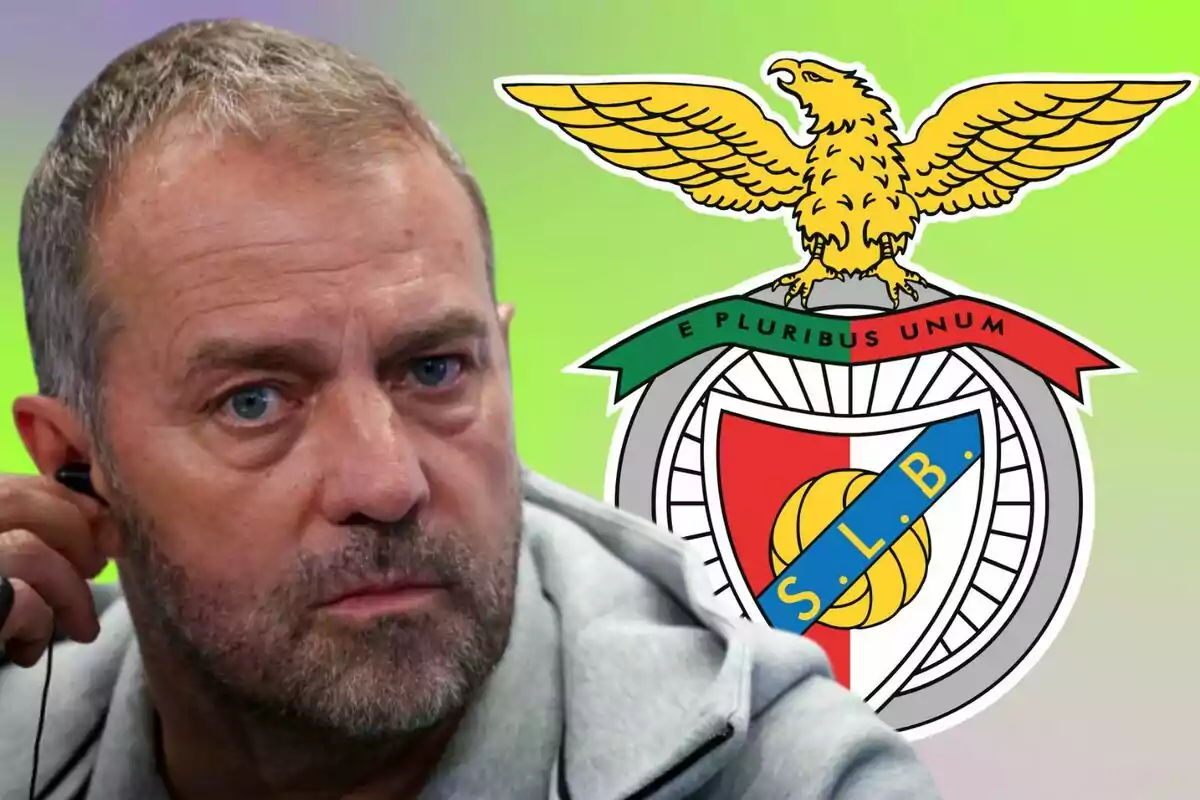 Un hombre con barba y cabello canoso ajustándose un auricular con el escudo del club de fútbol Benfica al fondo.