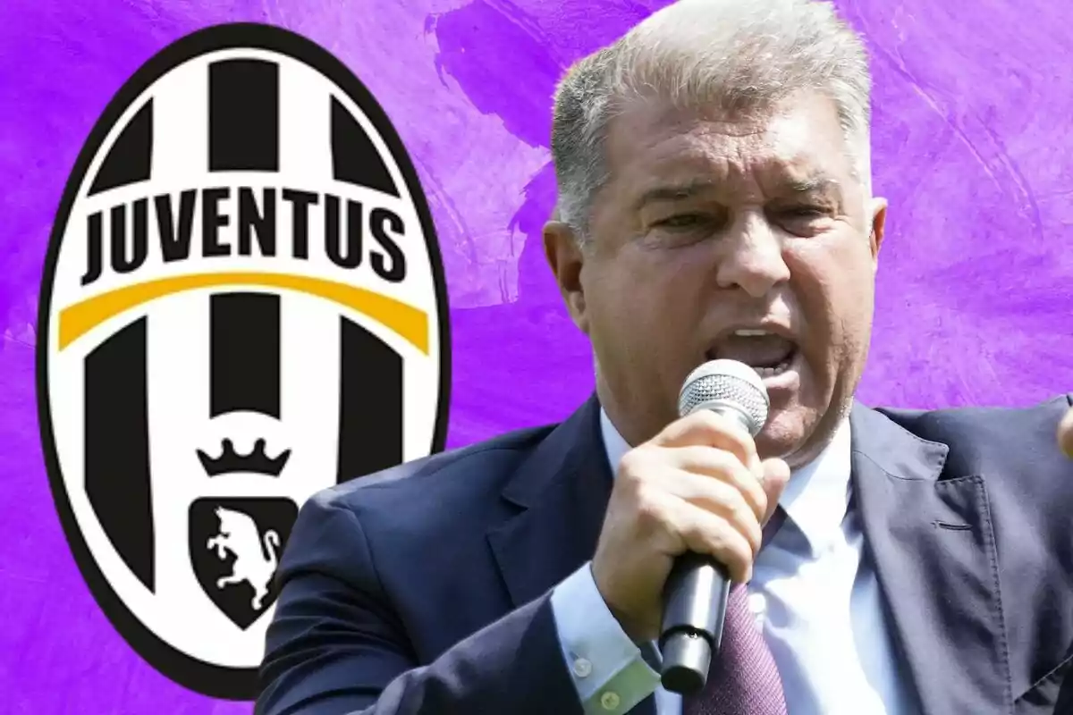 Un hombre hablando por un micrófono con el logo de la Juventus al fondo sobre un fondo morado.