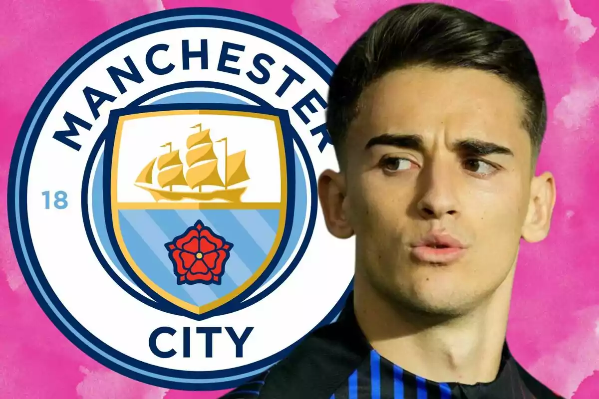 Un hombre frente al logo del Manchester City con un fondo rosa.