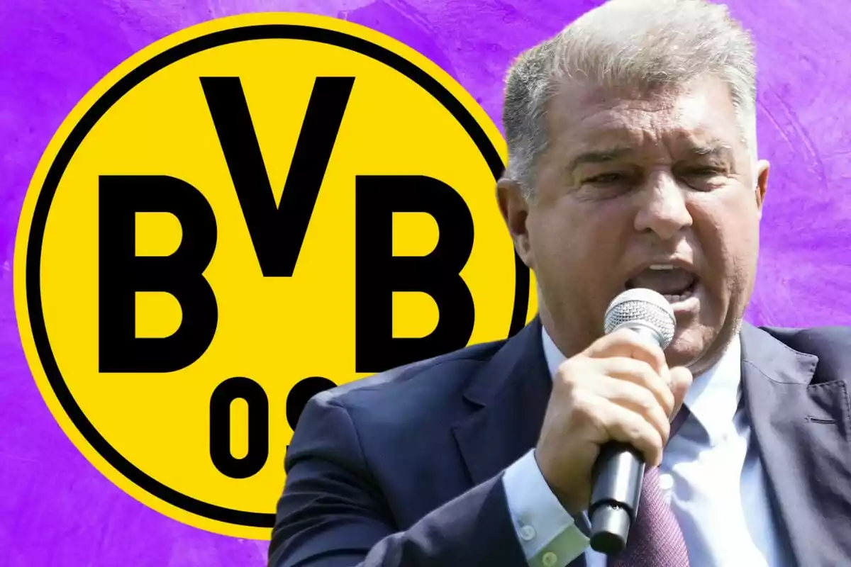 Un hombre hablando por un micrófono con el logo del Borussia Dortmund de fondo sobre un fondo morado.