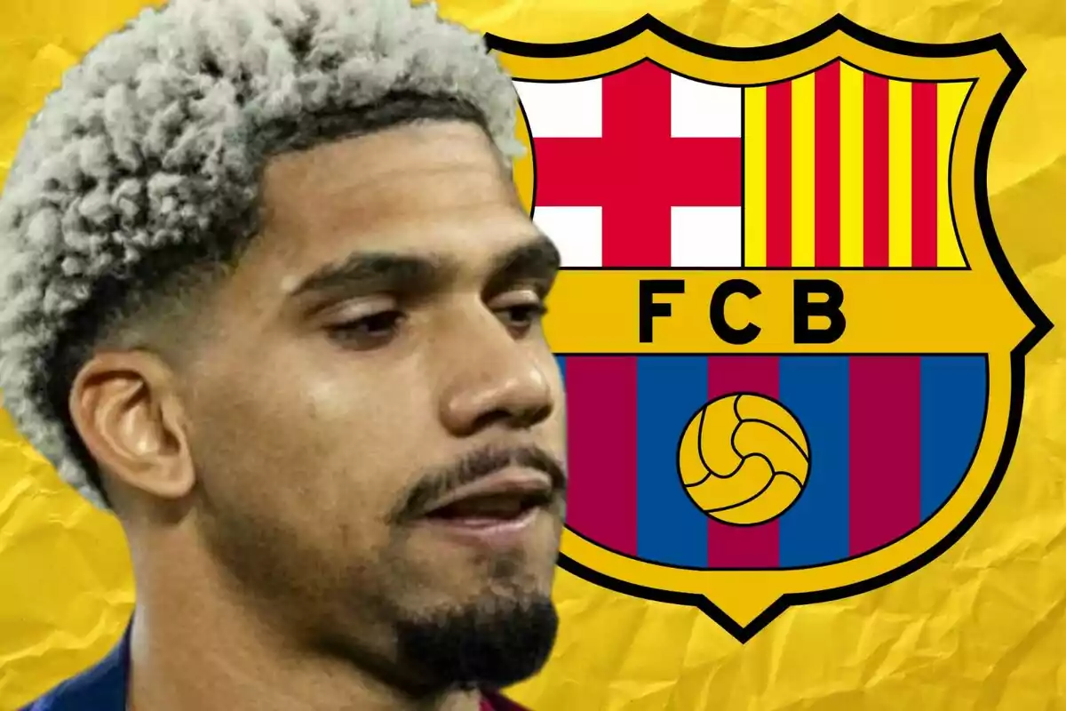 Un jugador de fútbol con cabello rizado y teñido de rubio aparece frente al escudo del FC Barcelona sobre un fondo amarillo.