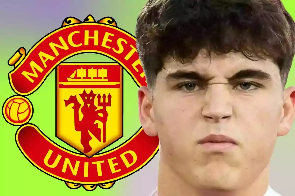 Un escudo del Manchester United junto a una persona con expresión seria.