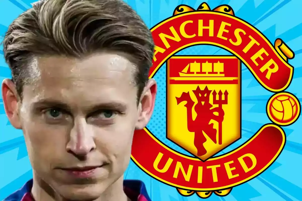 Un hombre con el escudo del Manchester United de fondo.