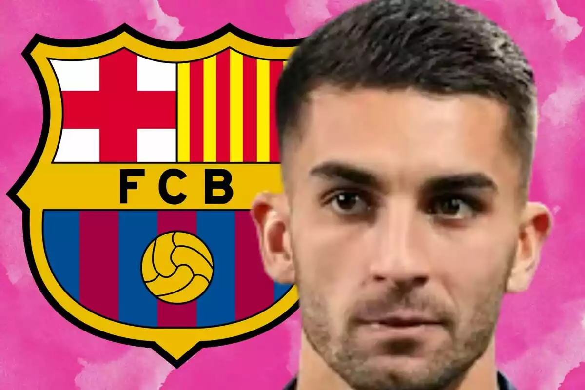 Un hombre frente al escudo del FC Barcelona con un fondo rosa.