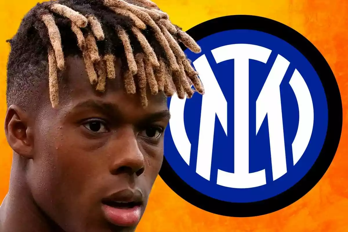 Un jugador de fútbol con rastas rubias aparece en primer plano con el logo del Inter de Milán en el fondo sobre un fondo naranja.