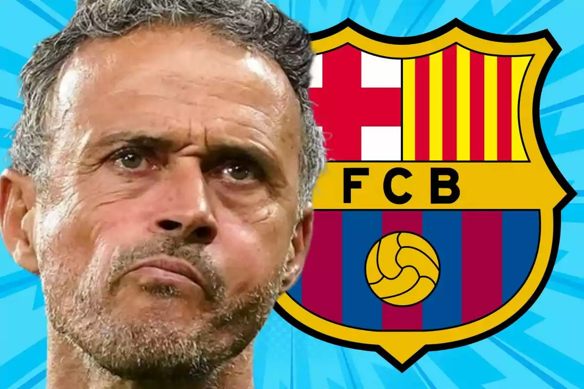 Un hombre con expresión seria frente al escudo del FC Barcelona.