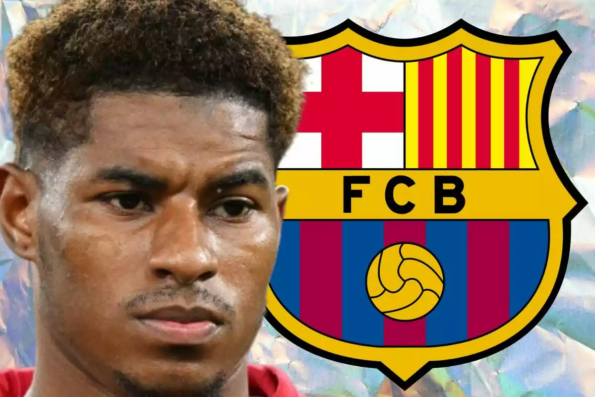 Un hombre con expresión seria frente al escudo del FC Barcelona.