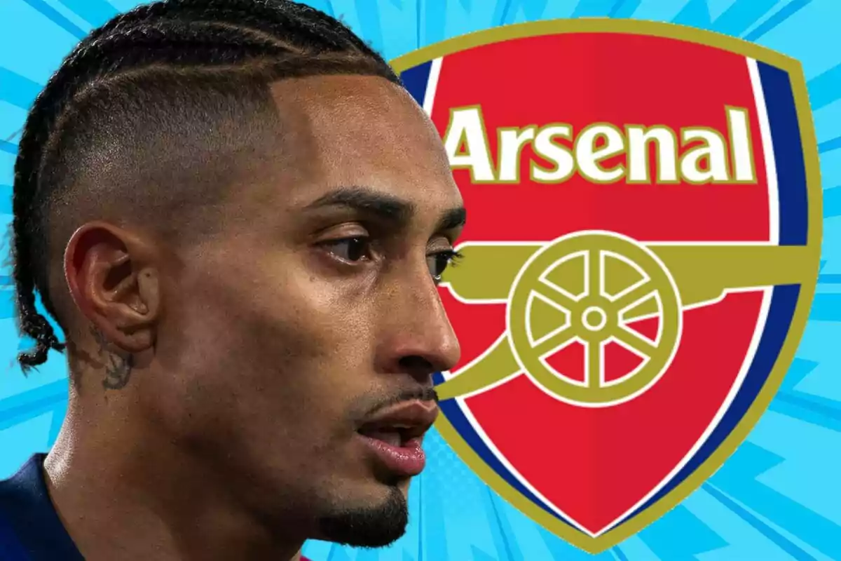 Un jugador de fútbol con trenzas aparece en primer plano, con el escudo del Arsenal de fondo.