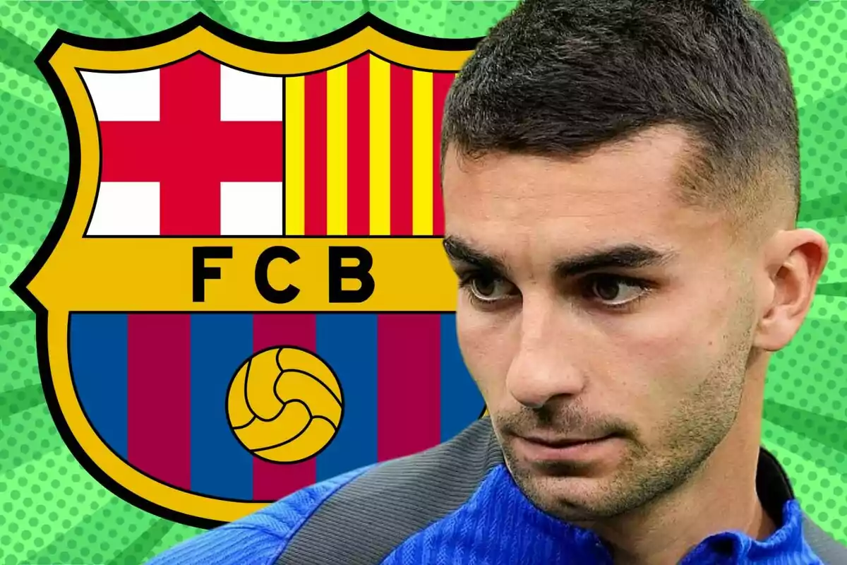 Un hombre con una camiseta azul frente al escudo del FC Barcelona sobre un fondo verde con puntos.