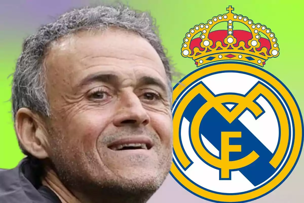 Hombre de cabello canoso sonriente junto al escudo del Real Madrid sobre un fondo degradado verde y morado