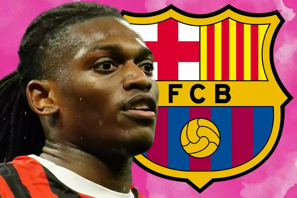 Futbolista con camiseta rojinegra frente al escudo del FC Barcelona sobre fondo rosa