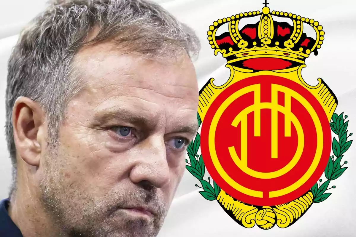 Un hombre con expresión seria junto al escudo del RCD Mallorca.