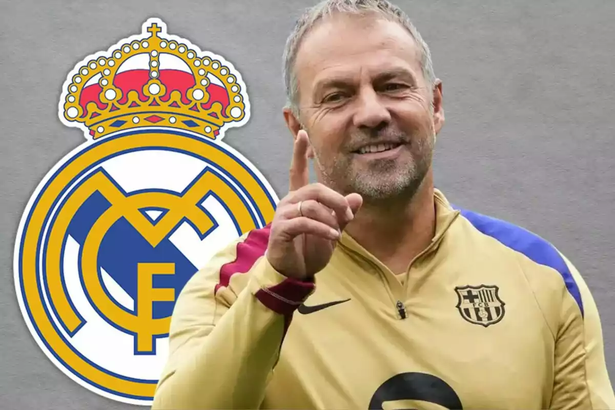 Un hombre sonriente con un uniforme deportivo frente al escudo del Real Madrid.