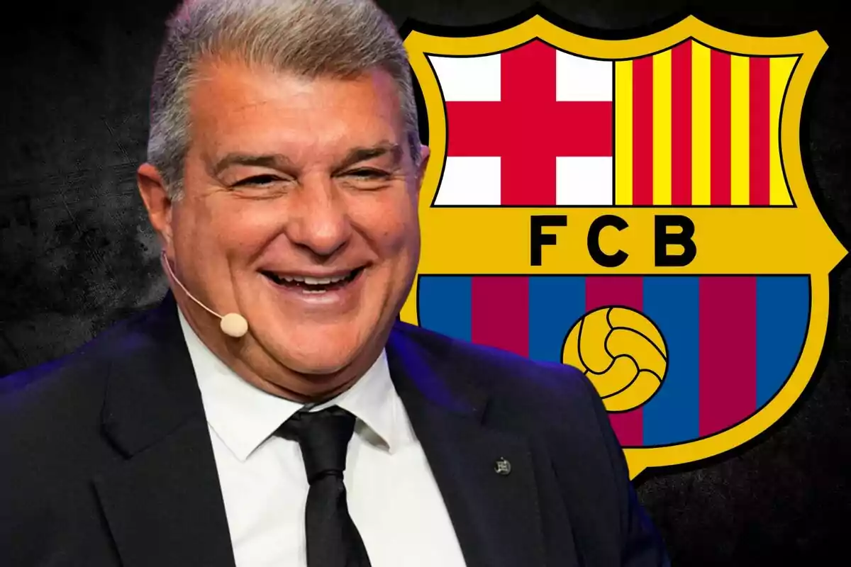 Un hombre sonriente con un micrófono en la oreja frente al escudo del FC Barcelona.