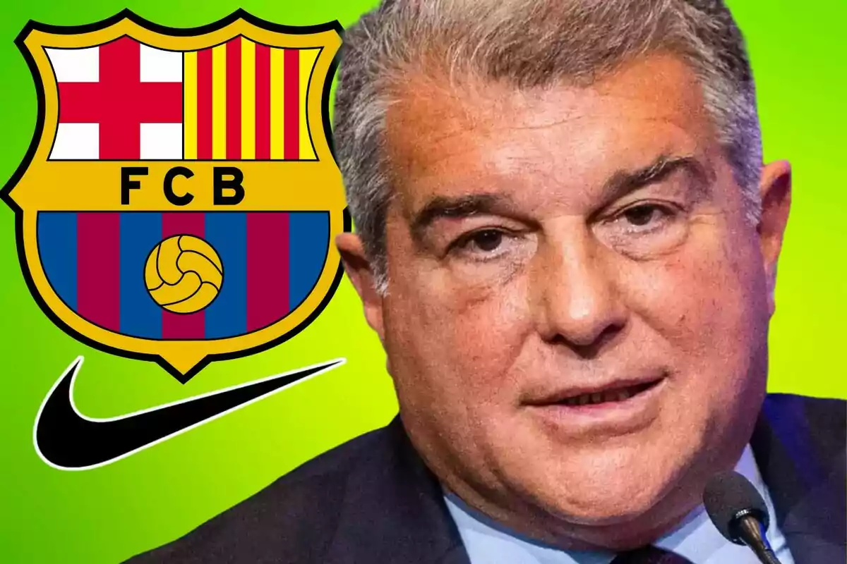 Un hombre hablando frente a un micrófono con el escudo del FC Barcelona y el logo de Nike en el fondo.