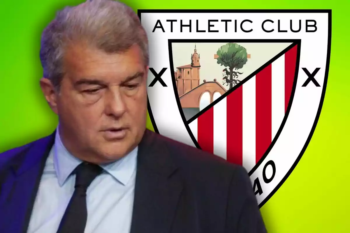 Hombre de traje frente al escudo del Athletic Club sobre un fondo verde.