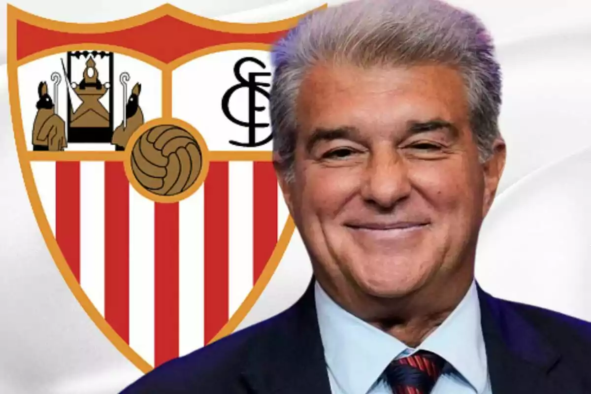 Un hombre sonriente frente al escudo del Sevilla FC.