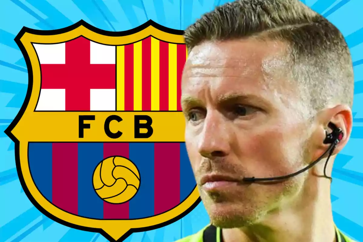 Un árbitro con auricular frente al escudo del FC Barcelona.