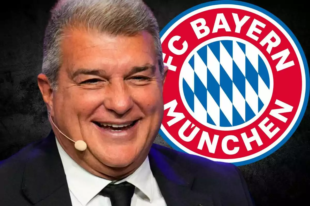 Un hombre sonriente con un micrófono en la oreja frente al logo del FC Bayern München.