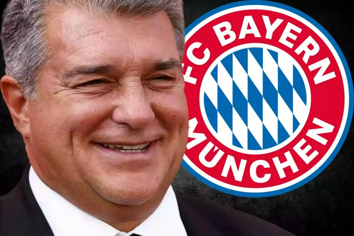 Un hombre sonriente con el logo del FC Bayern München al fondo.