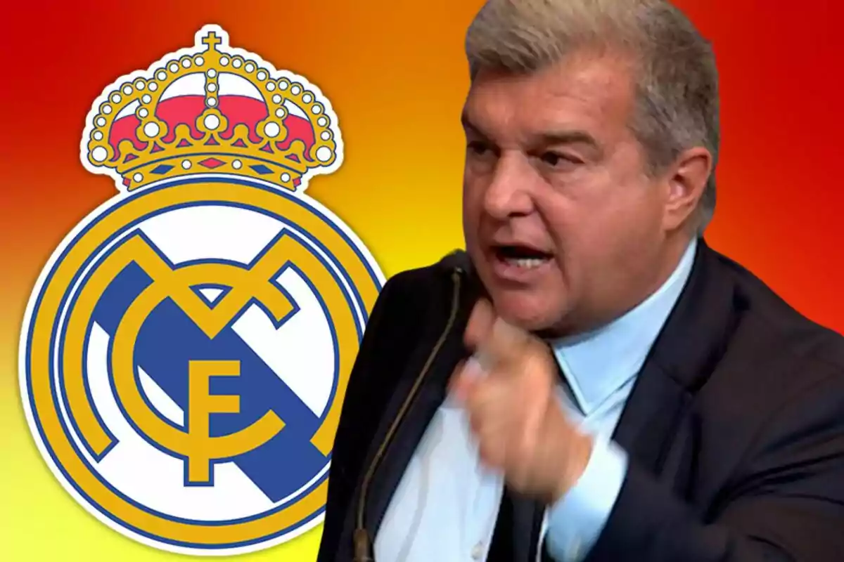 Un hombre hablando en un micrófono con el logo del Real Madrid de fondo.