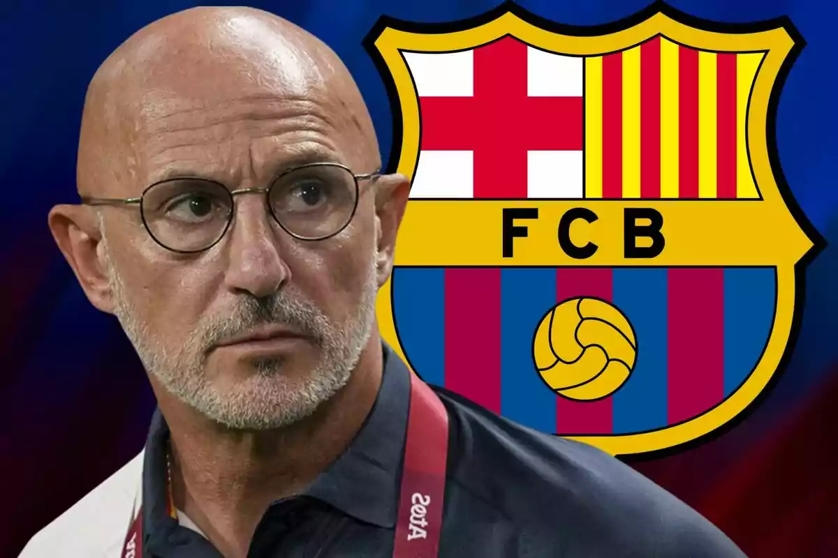 Un hombre calvo con gafas y barba mira hacia un lado con el escudo del FC Barcelona de fondo.