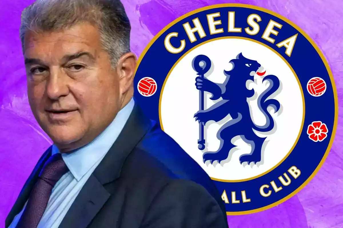 Un hombre de traje frente al logo del Chelsea FC sobre un fondo morado.