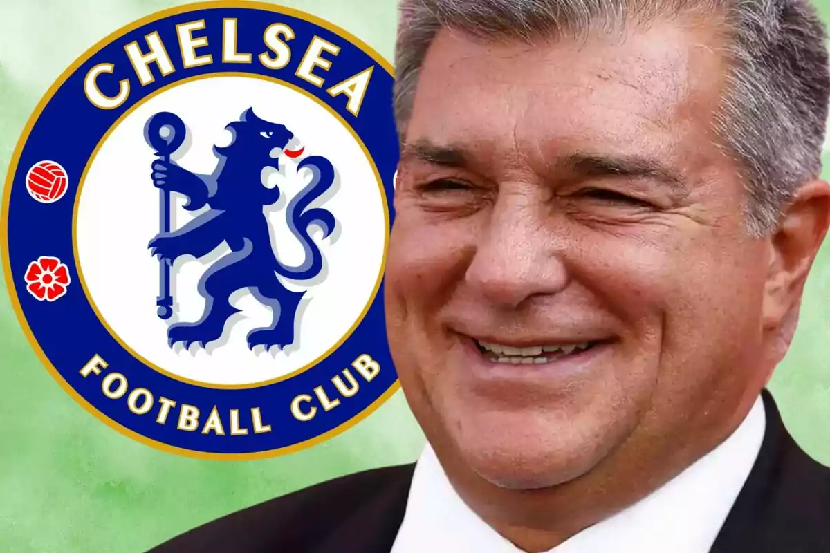 Hombre sonriendo junto al logo del Chelsea Football Club.