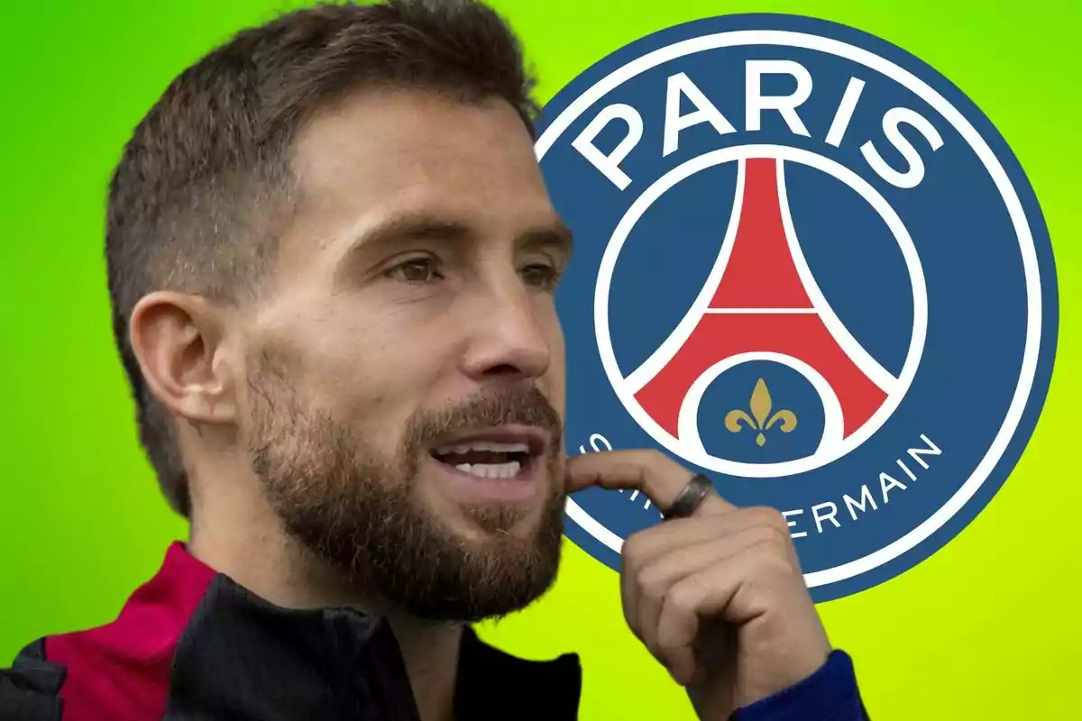 Un hombre hablando frente al logo del Paris Saint-Germain sobre un fondo verde.