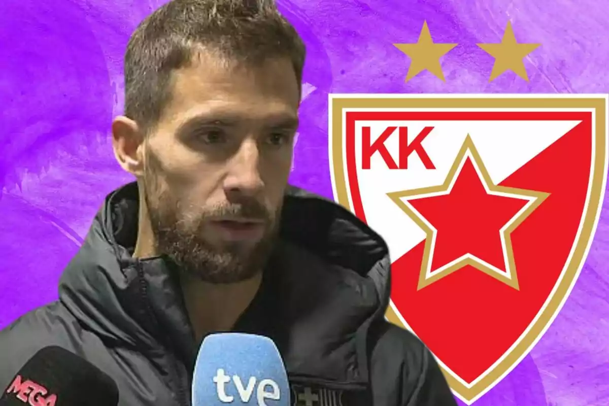 Un hombre con barba y chaqueta negra está frente a varios micrófonos, con un fondo morado y un escudo deportivo con una estrella roja y las letras "KK".