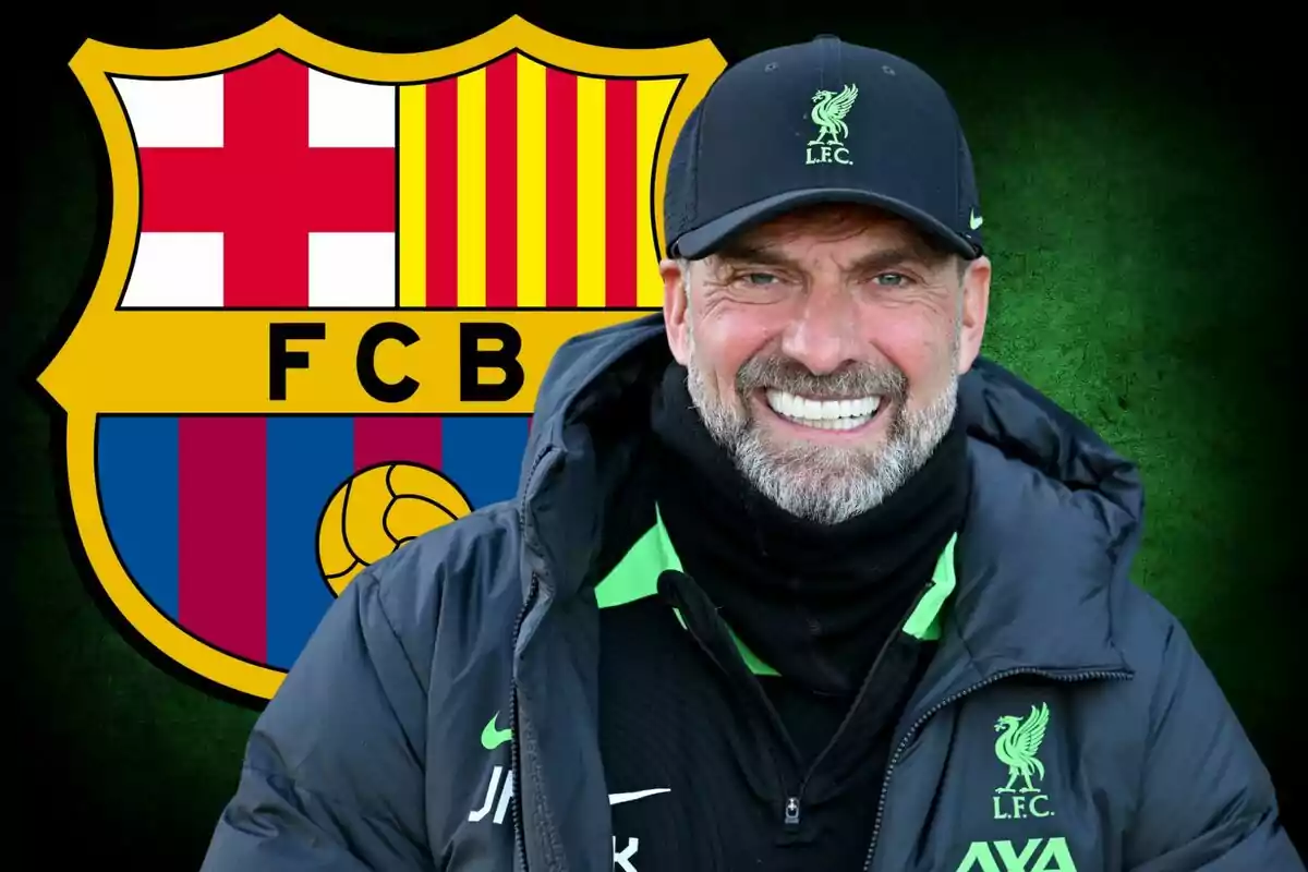 Un hombre sonriente con gorra y chaqueta del Liverpool frente al escudo del FC Barcelona.