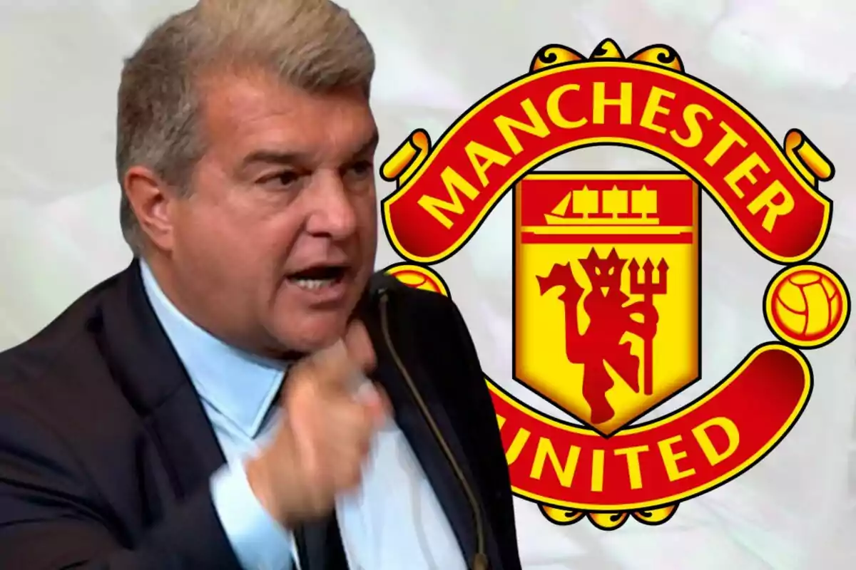 Un hombre gesticulando frente al logo del Manchester United.