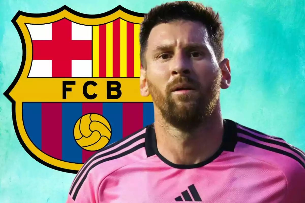 Un jugador de fútbol con camiseta rosa frente al escudo del FC Barcelona.