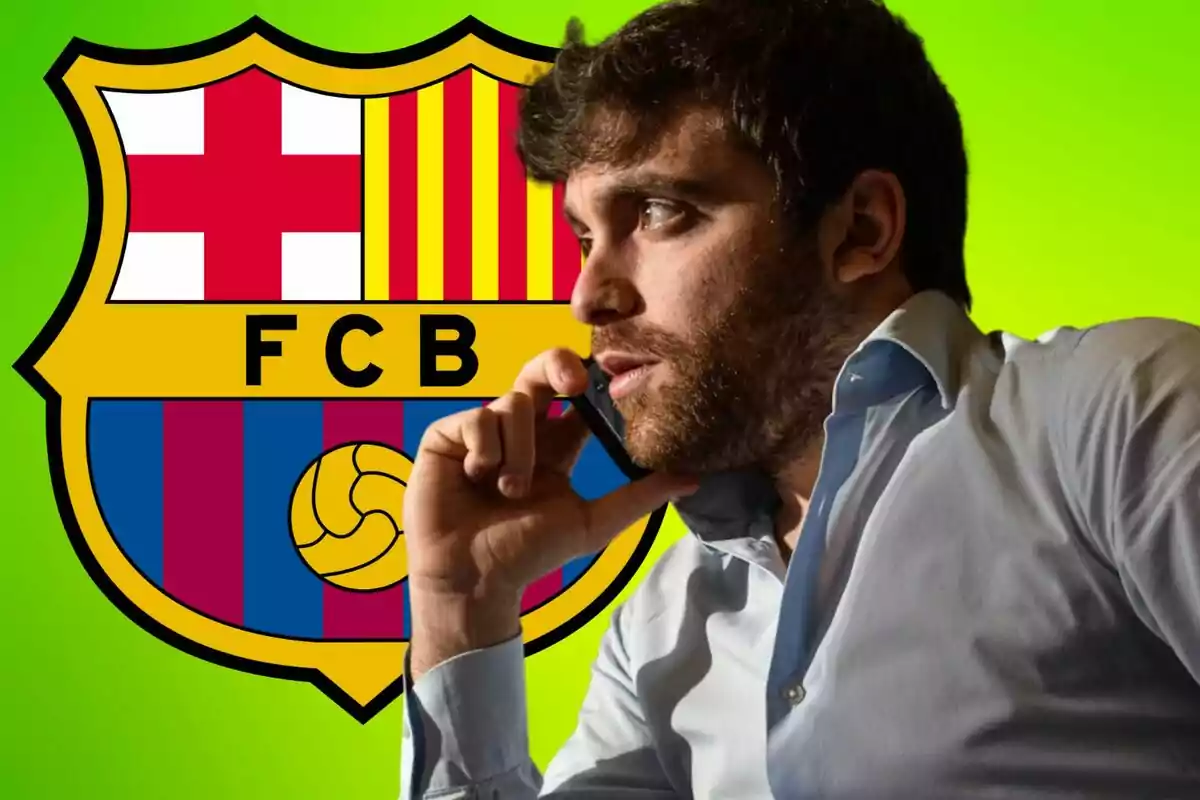 Hombre hablando por teléfono con el escudo del FC Barcelona de fondo.