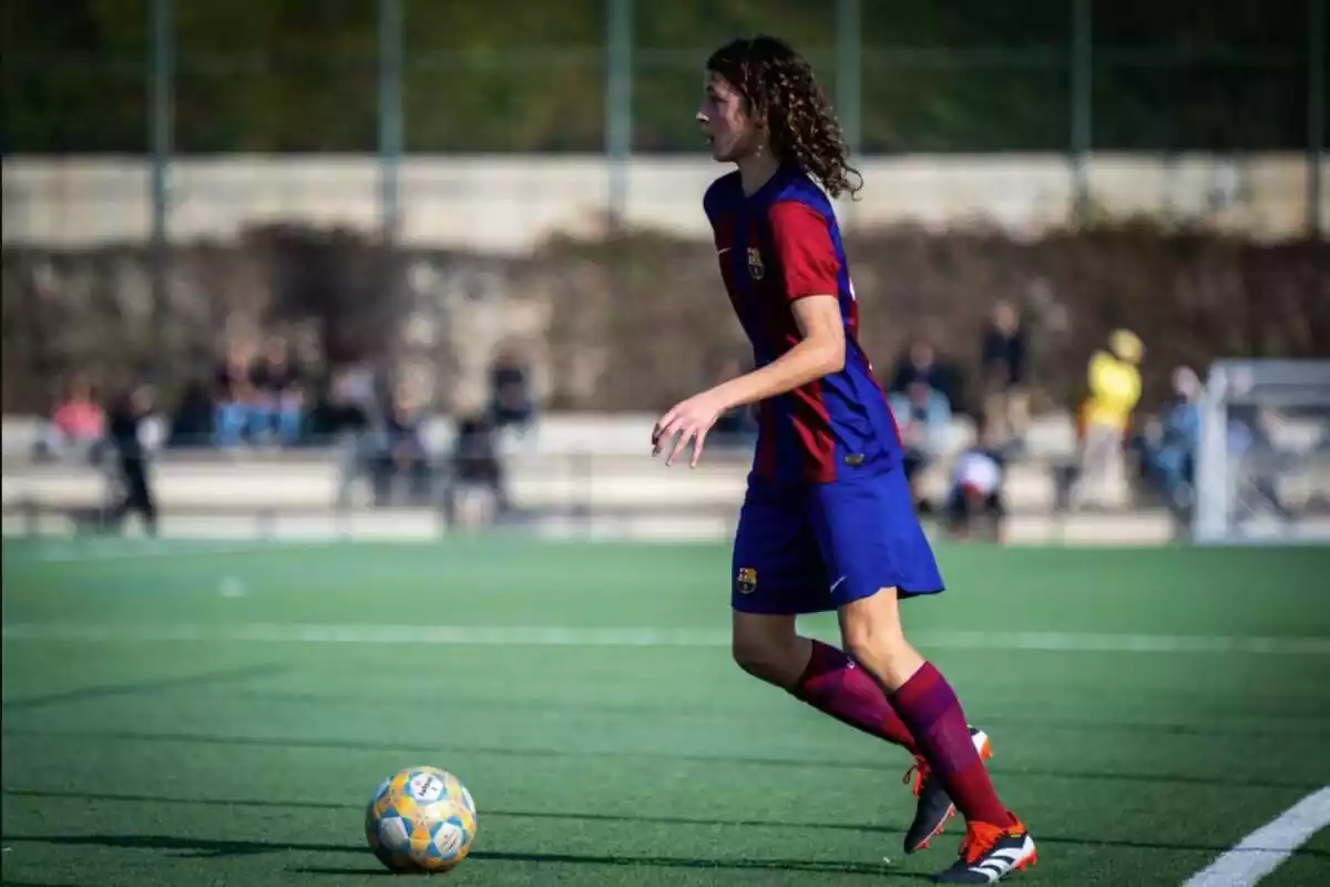 Futbolista del FC Barcelona en el cadete B, con la equipación azulgrana