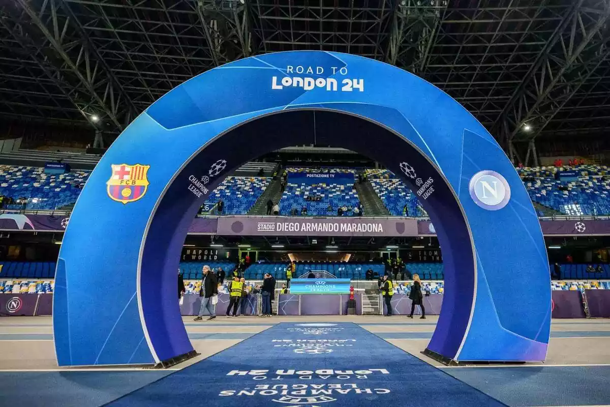El túnel previo al duelo entre el FC Barcelona y el Nápoles por la UEFA Champions League, en el Estadio Diego Armando Maradona