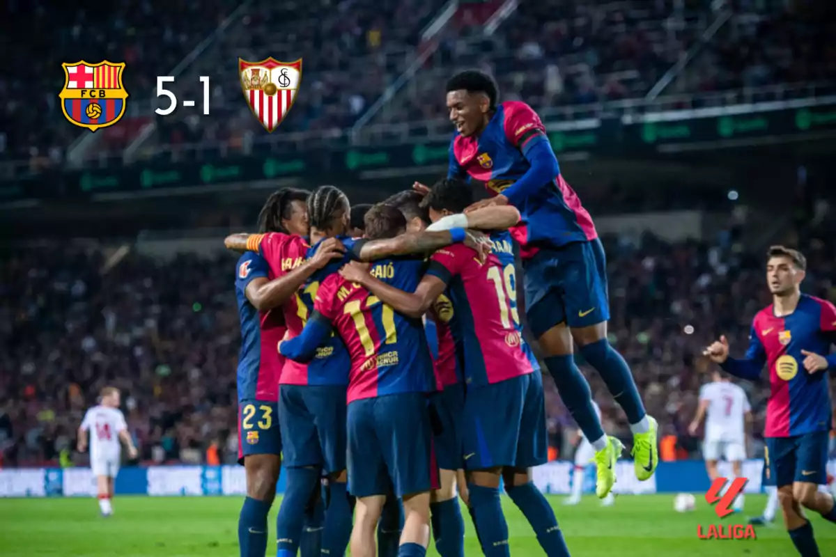 Jugadores del Barcelona celebran un gol en un partido contra el Sevilla, con el marcador mostrando 5-1 a favor del Barcelona.