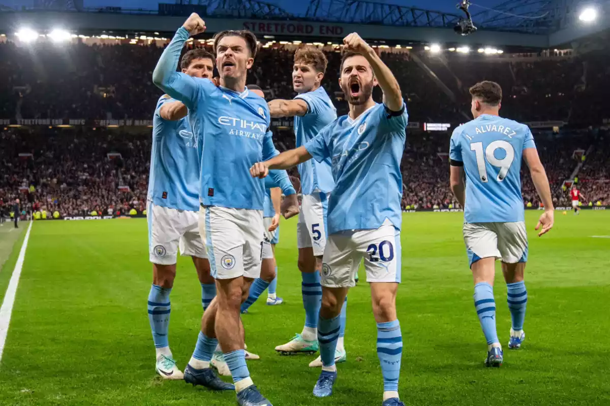 Bernardo Silva celebra un gol con la camiseta azul celeste del Manchester City gritando con el puño cerrado junto a Jack Grealish