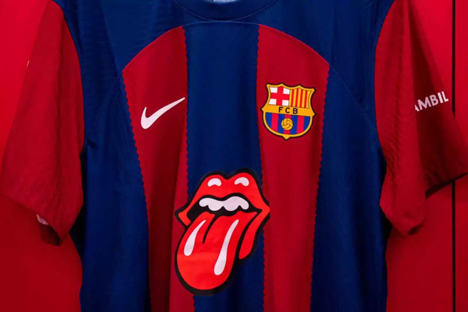 Por qué el Barcelona lleva una camiseta con el símbolo de los 'Rolling  Stones'?