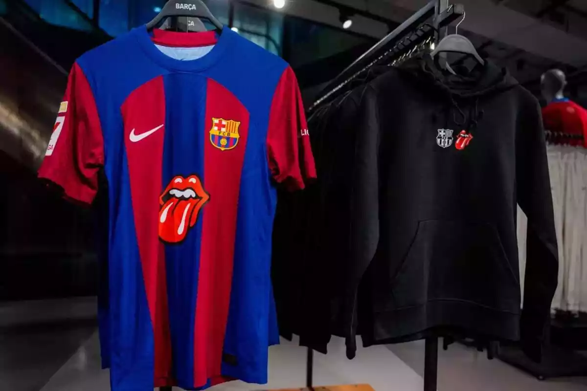 La camiseta azulgrana del FC Barcelona, junto a una polera negra, ambas con el logo de los Rolling Stones
