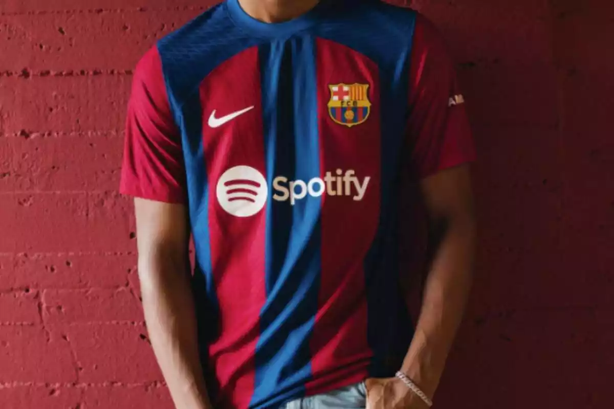 La indumentaria azulgrana del FC Barcelona, producida por Nike