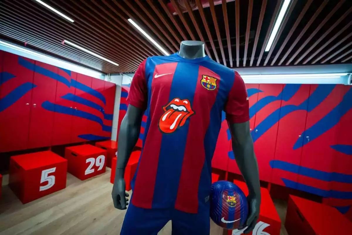 La camiseta azulgrana del FC Barcelona, con el logo de los Rolling Stones y la marca Nike