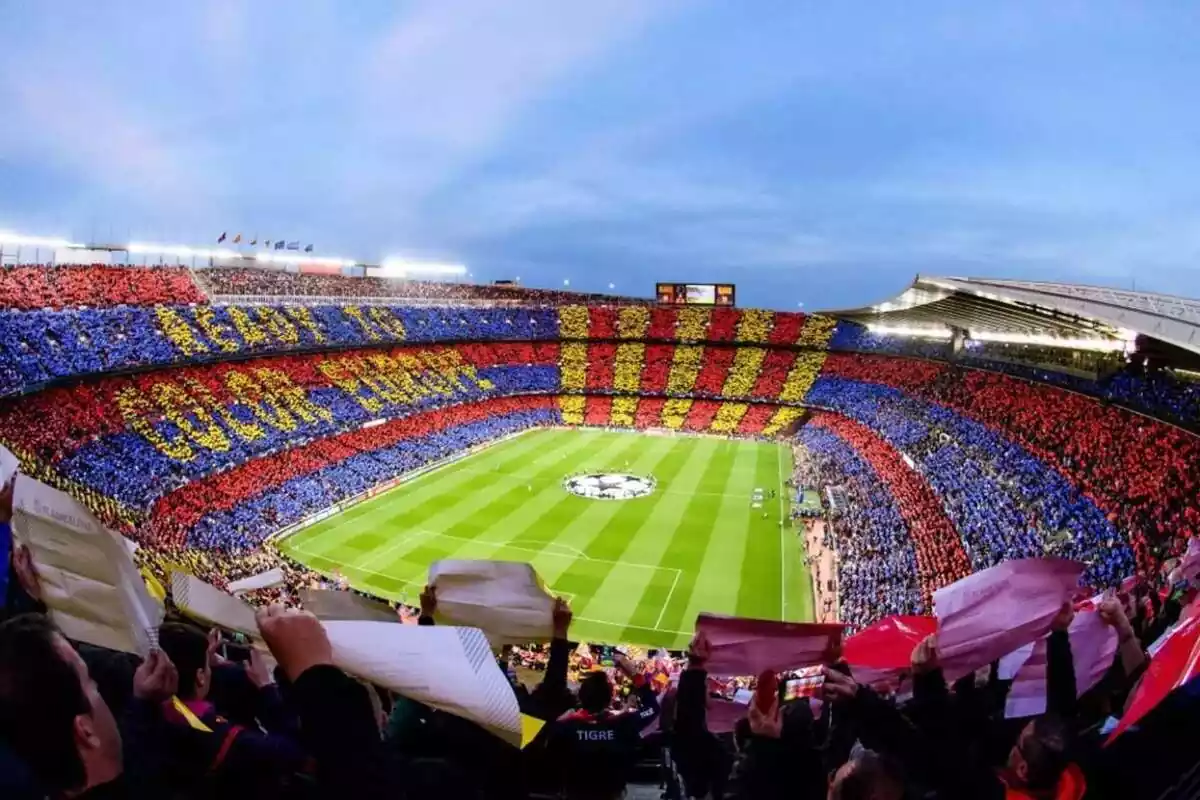 El FC Barcelona, lleno de papeles azules, amarillos y rojos de la hinchada